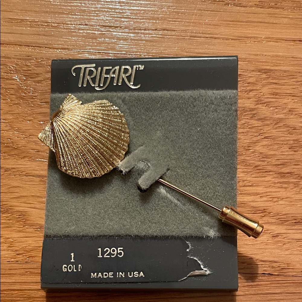Vintage Trifari Gold Scallop Shell Pin